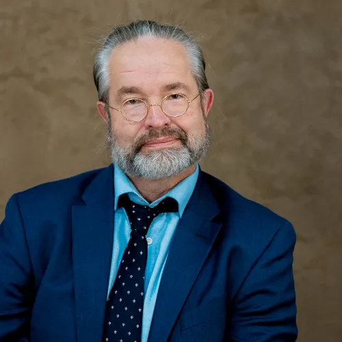 Lee L Swanström